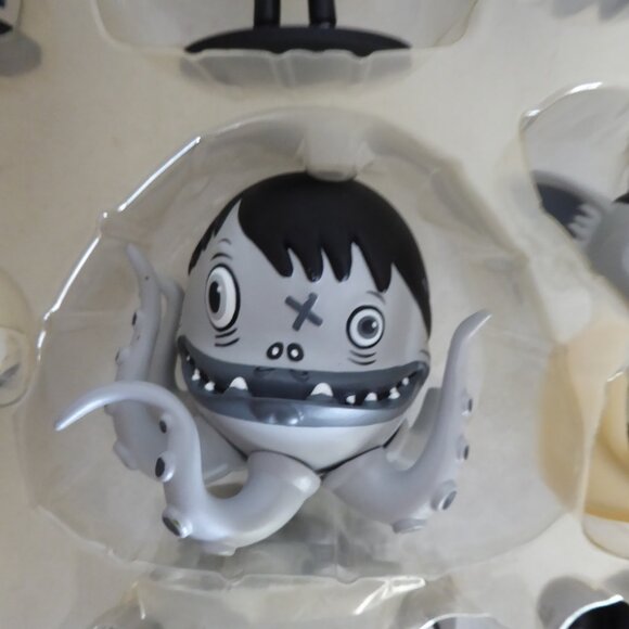RARE NEW 2005 3” SCARY GIRL MONO BLACK WHITE EDITION DESIGNER VINYL FIGURE SET - Picture 9 of 16